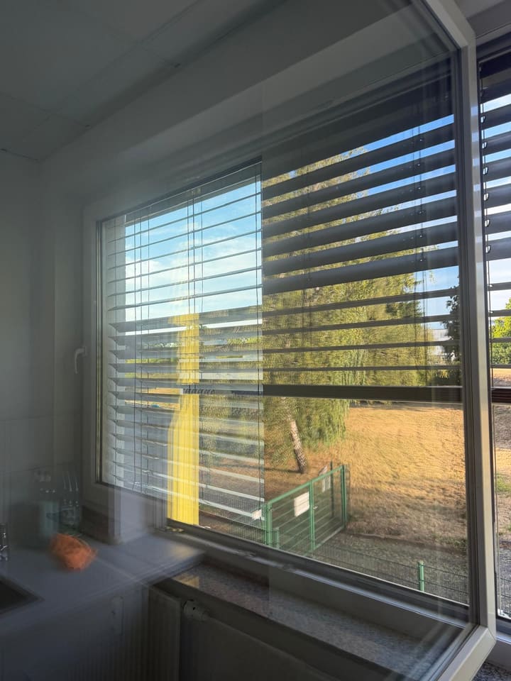 Fenster mit außenliegendem Raffstore, von innen gesehen
