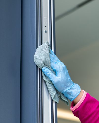 Gepflegte Fensterscheiben nach der Reinigung in einem Einfamilienhaus